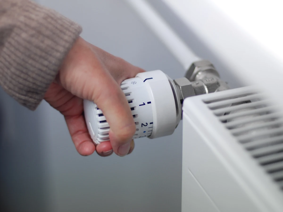 W poniedziałek, 1 lipca, przestaje obowiązywać tarcza antyinflacyjna na energię. Rządzący przygotowali więc system wsparcia, do którego zalicza się m.in. bon energetyczny. Wnioski o to nowe dofinansowanie mają być dostępne już od 1 sierpnia. Ile konkretnie wyniosą dopłaty? Kiedy pieniądze trafią na konta Polaków? Jakie warunki trzeba spełniać, aby mieć przyznany bon energetyczny 2024? Zebraliśmy dla Was komplet informacji. W razie dodatkowych pytań, napiszcie do nas na fakty@rmf.fm. 1 lipca Wasze pytania będą punktem wyjścia do rozmowy z ekspertem, rzecznikiem Ministerstwa Klimatu i Środowiska.