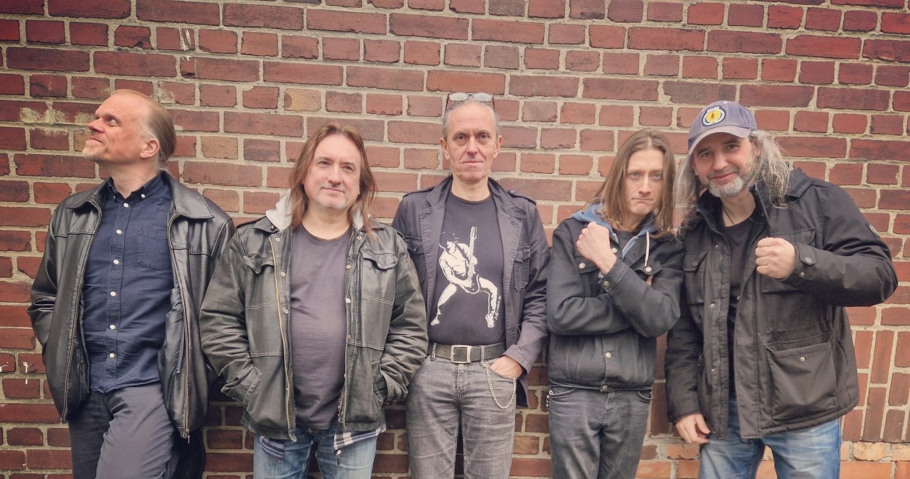 Nieco ponad rok od powstania debiutancką płytę "Kruk" wypuściła hardrockowa grupa BADdo. W składzie formacji występuje czterech byłych muzyków zespołu Kruk.