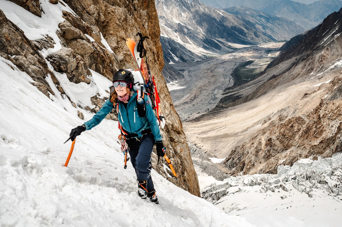 Ekspedycja Dream Line 2024 na Nanga Parbat nabiera tempa. Po kilku rotacjach do obozu pierwszego i drugiego, w tym tygodniu Anna Tybor wraz z partnerem wspinaczkowym, Tomem Lafaille, osiągnęli obóz trzeci na wysokości 6800 m n.p.m. Tam złożyli depozyt sprzętu, przygotowując się do kolejnych etapów wspinaczki. W czwartek 27 czerwca bezpiecznie wrócili do bazy.