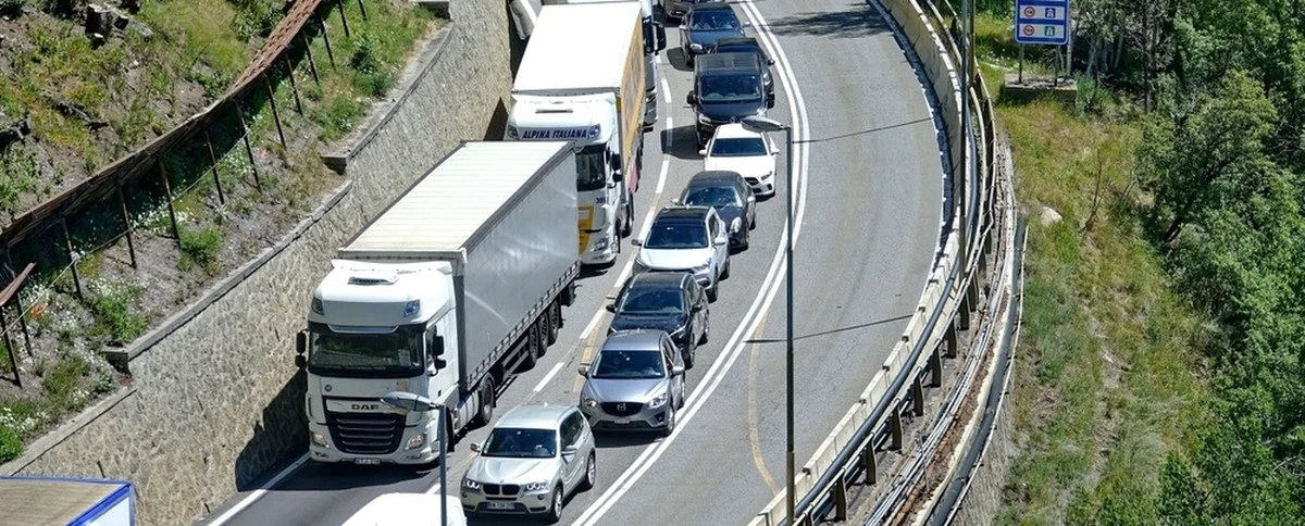 Właściciele firm transportowych znów zastrajkują. Tak jak zapowiadali, ich ciężarówki wyjadą na drogi w kolejną sobotę wakacji. Tydzień temu blokowali częściowo autostradę A6, tym razem przewoźnicy nie dostali zgody na prowadzenie protestu na trasie nad morze. Dadzą się we znaki kierowcom w Szczecinie.