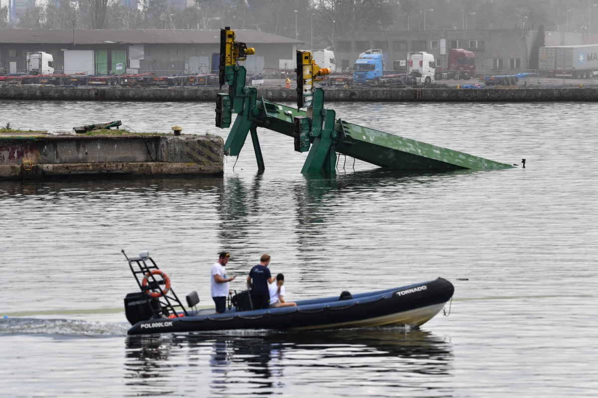 W Gdańsku w czasie wichury runął do wody dźwig stoczniowy, który stał przy nabrzeżu na Wyspie Ostrów. Potężna konstrukcja poddała się działaniu silnego wiatru, który wiał nad Trójmiastem. Przewrócony dźwig stwarza zagrożenie dla żeglugi. Przeprawa Kanałem Kaszubskim została zamknięta do odwołania.