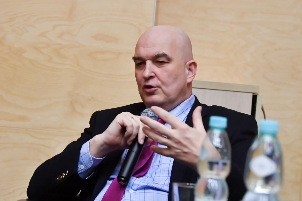 „Są inni kandydaci na to miejsce” – powiedział rzecznik Ministerstwa Spraw Zagranicznych Paweł Wroński, tłumacząc powód odwołania dotychczasowego dyrektora Polskiego Instytutu Spraw Międzynarodowych (PISM) Sławomira Dębskiego. Ustępujący ze stanowiska Dębski pełnił funkcję szefa PISM-u przez osiem lat. Jego następcę mamy poznać „w stosownym czasie”.