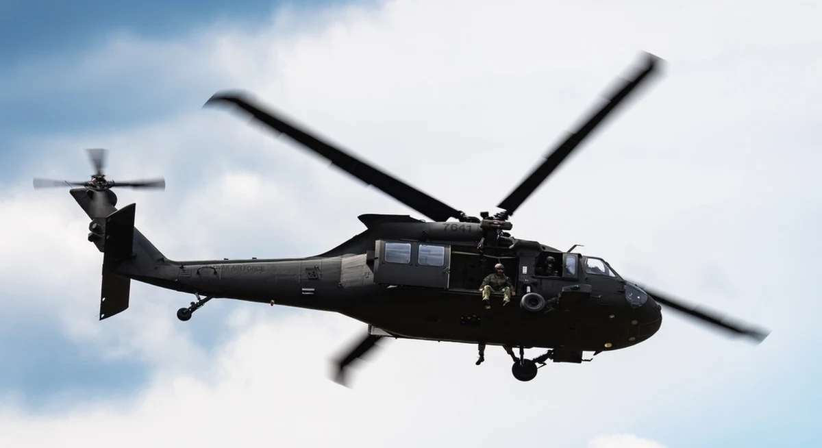 Policja inwestuje w sprzęt do gaszenia wielkopowierzchniowych pożarów lasów. Jak dowiedział się reporter RMF FM, ta największa mundurowa służba w Polsce będzie miała własne wielkie zbiorniki na wodę podczepiane pod śmigłowce Black Hawk. Ogłoszono już przetarg w tej sprawie.