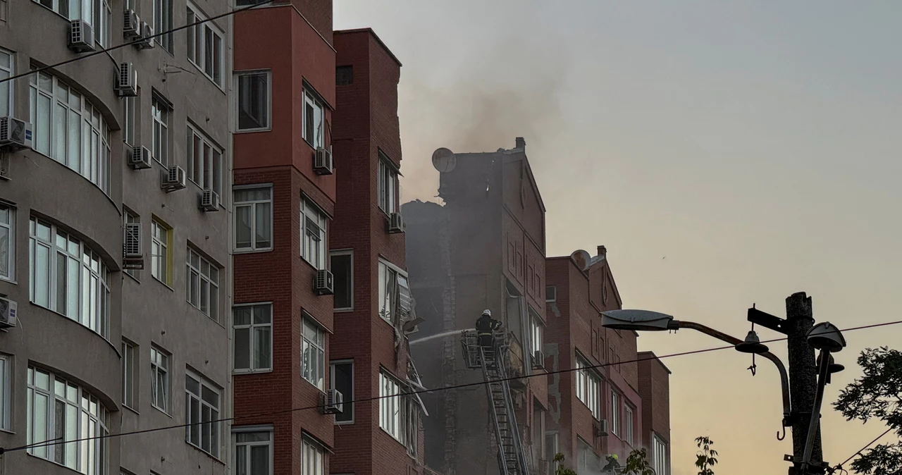 Rosyjski atak na Ukrainę. Uszkodzony blok mieszkalny w Dnieprze 