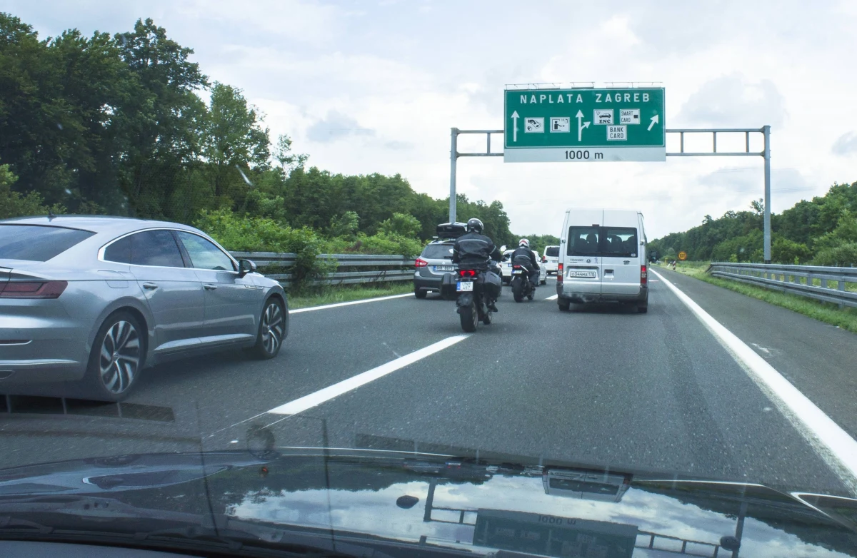Od poniedziałku do końca września w Chorwacji obowiązywać będą sezonowe opłaty drogowe a ceny za wjazd na autostradę podniesione zostaną o 10 proc. - poinformowała spółka państwowa Chorwackie Autostrady (HAC). Podniesienie stawek nie dotyczy autobusów i ciężarówek.