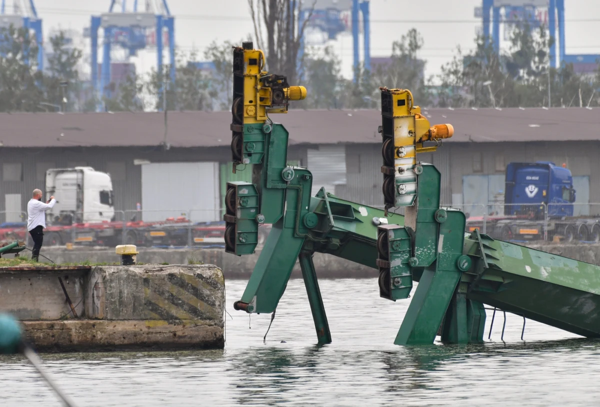 Ponad 1800 razy interweniowali strażacy w związku burzami, które wczoraj przechodziły przez Polskę - poinformował rzecznik komendanta głównego Państwowej Straży Pożarnej st. bryg. Karol Kierzkowski. W Gdańsku w czasie wichury runął do wody dźwig stoczniowy. Z kolei na 40-metrowym odcinku między stacjami Kornatowo i Grudziądz Mniszek (woj. kujawsko-pomorskie) ulewa podmyła tory.