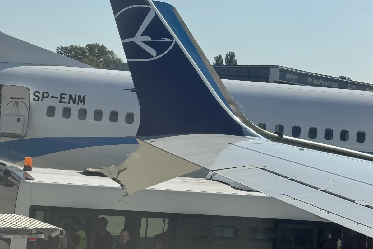 Incydent na Lotnisku Chopina w Warszawie. Operator schodów uderzył w skrzydło maszyny. Pasażerowie polecą na Kos innym samolotem. Informację o zdarzeniu dostaliśmy na Gorącą Linię RMF FM.