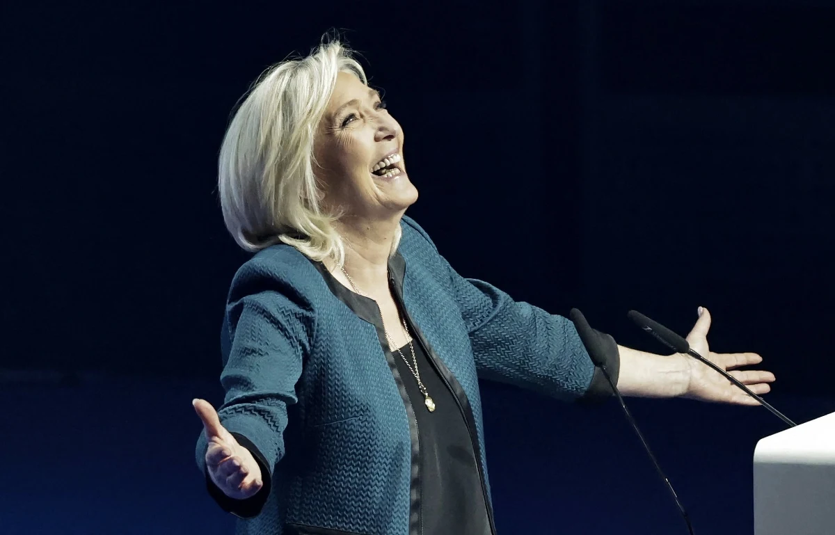 Zjednoczenie Narodowe (RN) Marine Le Pen ma szansę na zdobycie bezwzględnej większości we francuskim parlamencie - wynika z niektórych przedwyborczych sondaży. Poparcie dla ugrupowania rośnie. Ewentualnie utworzenie rządu przez Zjednoczenie Narodowe doprowadzi do tzw. kohabitacji. Szykuje się również rekordowa frekwencja.