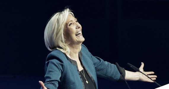 Zjednoczenie Narodowe (RN) Marine Le Pen ma szansę na zdobycie bezwzględnej większości we francuskim parlamencie - wynika z niektórych przedwyborczych sondaży. Poparcie dla ugrupowania rośnie. Ewentualnie utworzenie rządu przez Zjednoczenie Narodowe doprowadzi do tzw. kohabitacji. Szykuje się również rekordowa frekwencja.