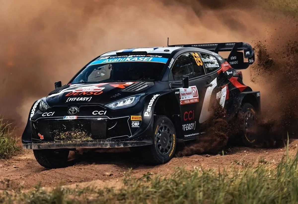 Za nami już 12 odcinków specjalnych 80. Rajdu Polski. Na prowadzeniu są jadący Toyotą GR Yaris Rally1 Hybrid Finowie Kalle Rovanpera i Jonne Halttunen, którzy dodatkowo ustanowili nowy rekord toru w Mikołajkach. Liderów rajdu od trzeciej najlepszej załogi dzieli jednak zaledwie 2,7 s.