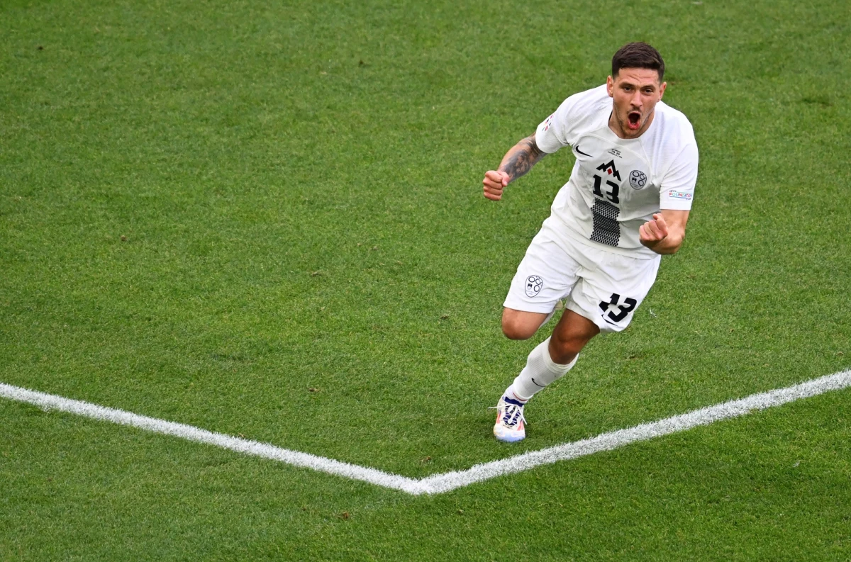 ​Spośród wszystkich strzelców goli w fazie grupowej Euro 2024 największą prędkość piłce nadał Słoweniec Erik Janza. Zawodnik Górnika Zabrze trafił do bramki Danii po strzale z dystansu z prędkością 128,76 km.