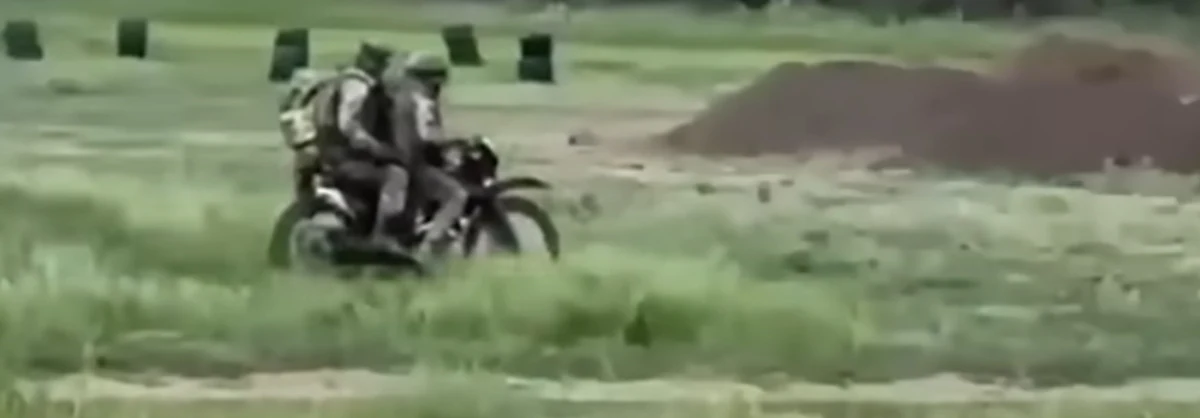 W obliczu strat w pojazdach opancerzonych i coraz większych trudności z uzupełnianiem uszkodzonego sprzętu, Rosjanie zdecydowali się na podwojenie liczby szturmowych motocykli wysyłanych w bój. Pomysł jest kreatywny, ale ma jedną wadę - nie sprawdza się. Rosyjscy motocykliści giną dziesiątkami na ukraińskim froncie.