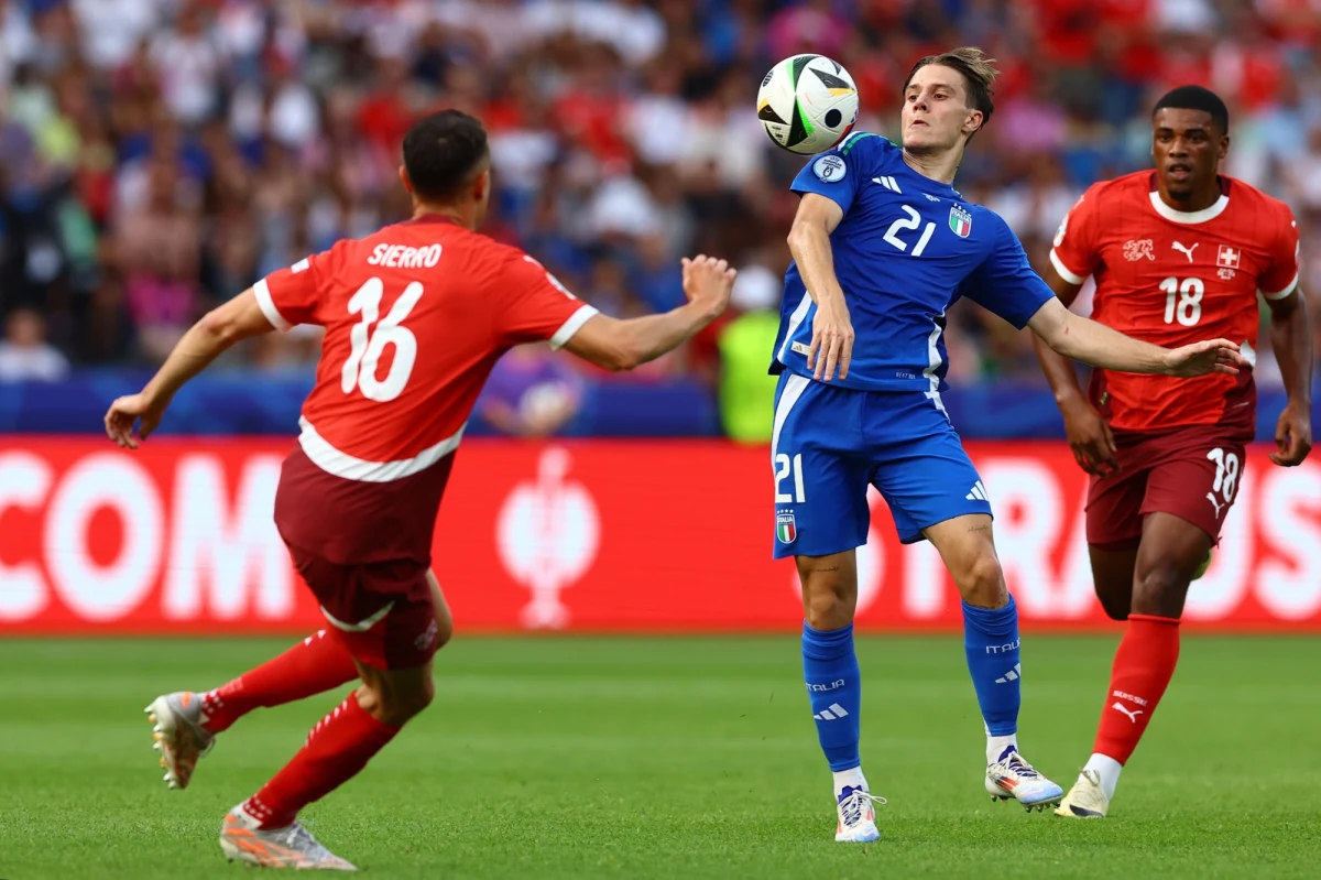 W pierwszym meczu 1/8 Euro 2024 Szwajcaria mierzyła się z Włochami. Italia zagrała bez pomysłu, a Szwajcarzy pewnie i zasłużenie zwyciężyli 2:0. Ozdobą meczu była fantastyczna bramka Rubena Vargasa. Włosi, którzy byli obrońcami tytułu jadą do domu.