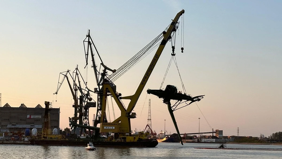 O godzinie 21:00 wciąż trwała operacja wydobycia, z dna kanału, dźwigu stoczniowego. Pływający dźwig "Maja" dotarł nad Kanał Kaszubski w Gdańsku. Wczoraj podczas nawałnicy dźwig runął do kanału żeglugowego w Gdańsku.