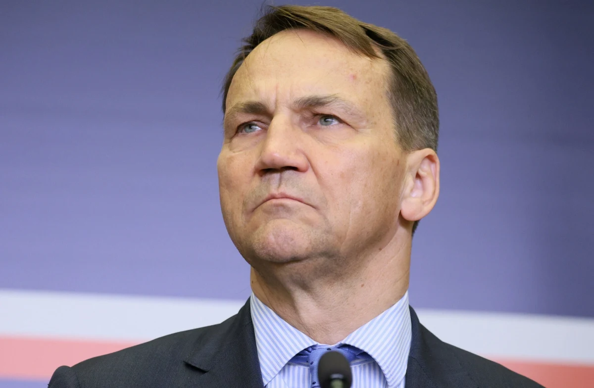 "Zapomnieliśmy, że Kreml można nie tylko powstrzymać, ale i pokonać" - powiedział w sobotę Radosław Sikorski, wygłaszający wykład w posiadłości Ditchley Park koło Oxfordu, gdzie siedzibę ma Ditchley Foundation. Polski minister spraw zagranicznych przekazał również, co można zrobić, by zmusić Władimira Putina do głębszego zastanowienia się nad przyjętą przez Rosję strategią wobec Zachodu i Ukrainy.