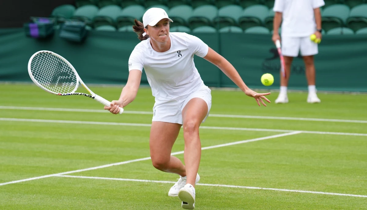 Spokojna i zrelaksowana - w takim nastroju Iga Świątek przystąpi do rozpoczynającego się w poniedziałek w Londynie wielkoszlemowego turnieju tenisowego Wimbledon. "Znam rywalkę w pierwszej rundzie, dalej nie patrzę" - przyznała.