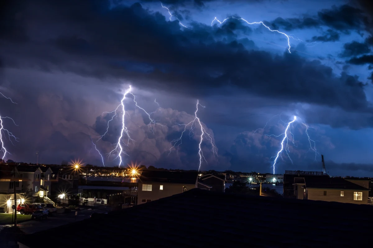 Instytut Meteorologii i Gospodarki Wodnej wydał ostrzeżenia przed burzami dla całego kraju. Alerty najwyższego, trzeciego stopnia obowiązują w pasie od woj. pomorskiego i warmińsko-mazurskiego po dolnośląskie i opolskie. Ostrzeżenia zostały wydane również w związku z upałami.