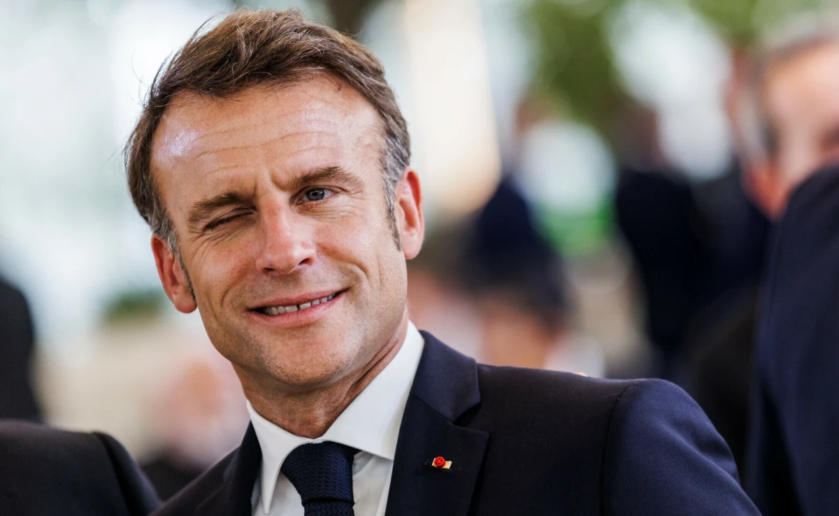 Wiemy, że Emmanuel Macron nie boi się odważnych decyzji. Jedną z nich bez wątpienia było rozpisanie przedterminowych wyborów parlamentarnych, co nastąpiło po zwycięstwie skrajnej prawicy w wyborach do Parlamentu Europejskiego. Czemu francuski przywódca zdecydował się na taki krok? Jak skonstruowany jest system wyborczy? Jaka we Francji jest rola parlamentu i prezydenta? W poniższym artykule postaramy się odpowiedzieć na te pytania.