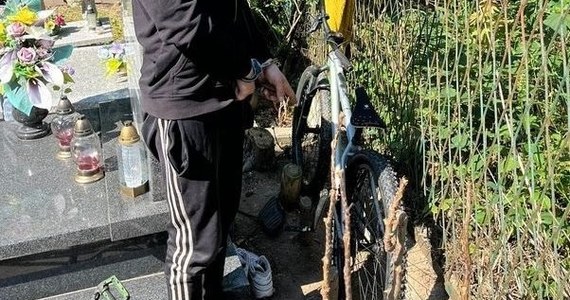Policjanci ze Złotoryi (woj. dolnośląskie) odzyskali skradziony rower górski i zatrzymali 33-letniego mężczyznę. Jednoślad został odnaleziony na cmentarzu. Sprawca ukrył go za grobem swojej babci. 