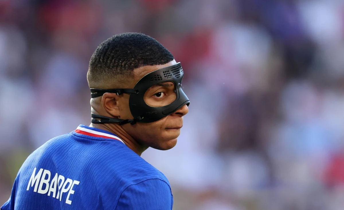 Nie ma chyba w tym momencie na świecie bardziej rozpolitykowanej piłkarskiej drużyny niż reprezentacja Francji. Wypowiedzi Mpappe, Thurama czy Dembele, dotyczące wyborów parlamentarnych, przebiły się do wszystkich światowych serwisów. Ostatnio takie polityczne zaangażowanie obserwowaliśmy we Francji 22 lata temu. Wtedy piłkarze też przestrzegali przed skrajną prawicą.