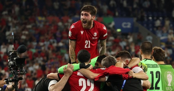 Hiszpania, która zagra z Gruzją, oraz Anglia, która zmierzy się ze Słowacją, to zdecydowani faworyci wieczornych meczów 1/8 finału piłkarskich mistrzostw Europy w Niemczech. Ich rywale sprawili już jednak niespodzianki w trwającym turnieju.