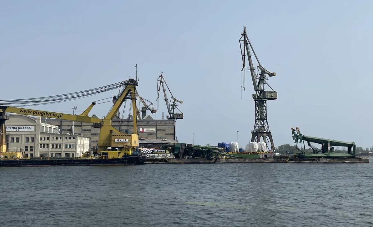 W nocy zakończyła się operacja podnoszenia dźwigu, który w piątek po południu wskutek wichury runął do kanału portowego w Gdańsku – poinformował Urząd Morski w Gdyni. Żegluga na kanale jest możliwa.