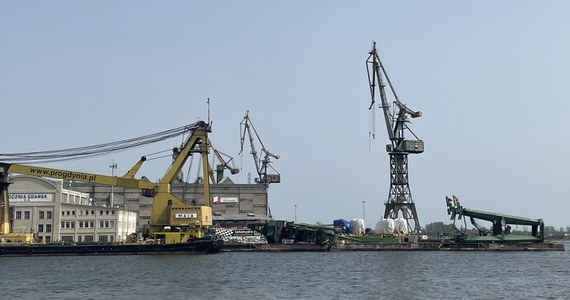 W nocy zakończyła się operacja podnoszenia dźwigu, który w piątek po południu wskutek wichury runął do kanału portowego w Gdańsku – poinformował Urząd Morski w Gdyni. Żegluga na kanale jest możliwa.