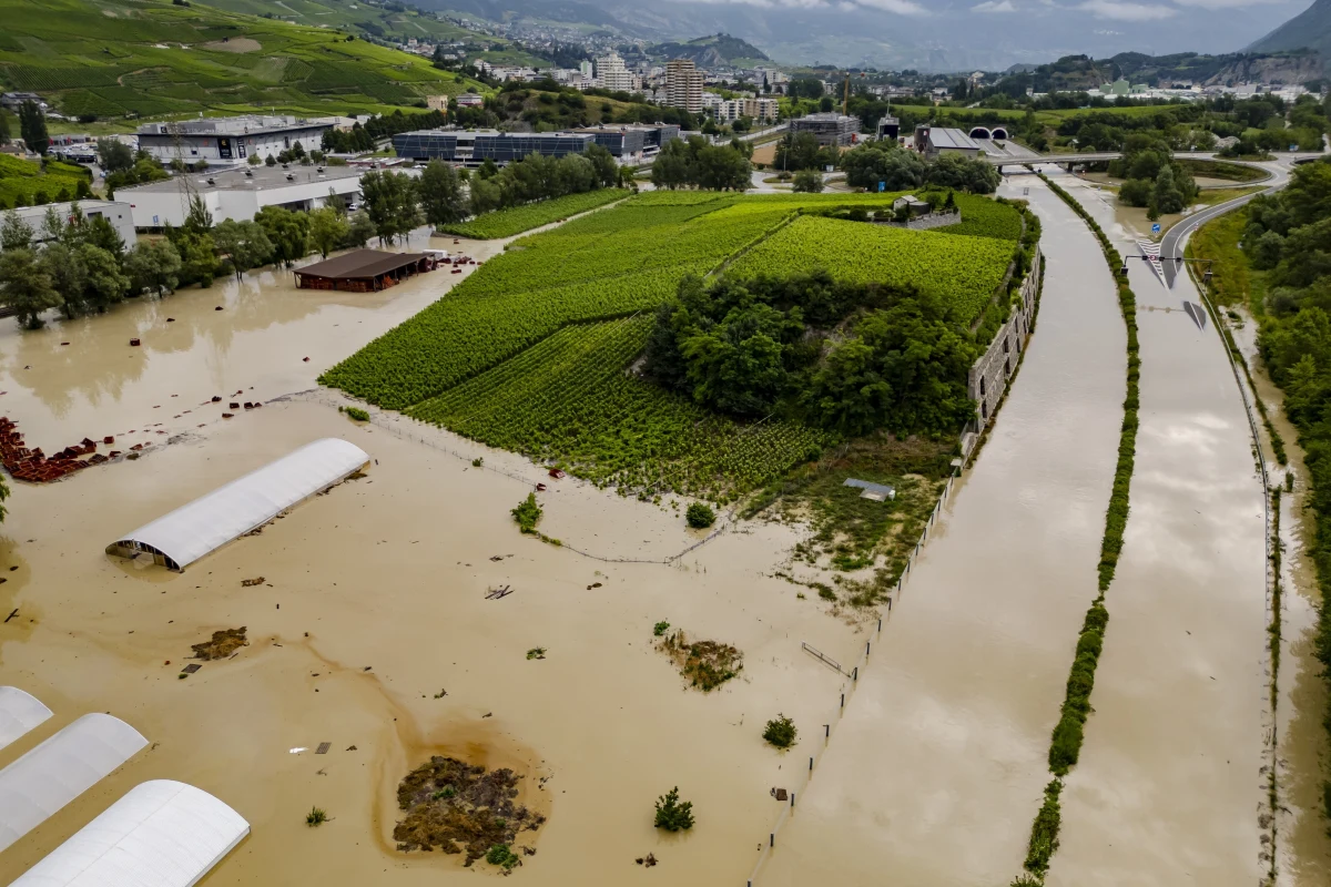 Dwie osoby poniosły śmierć w wyniku osunięć ziemi po ulewnych deszczach w południowej Szwajcarii – poinformowała policja włoskojęzycznego kantonu Ticino. Jedna osoba uważana jest za zaginioną.