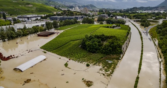 Dwie osoby poniosły śmierć w wyniku osunięć ziemi po ulewnych deszczach w południowej Szwajcarii – poinformowała policja włoskojęzycznego kantonu Ticino. Jedna osoba uważana jest za zaginioną.