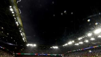 Człowiek w masce na dachu podczas meczu Euro 2024. Policja w akcji