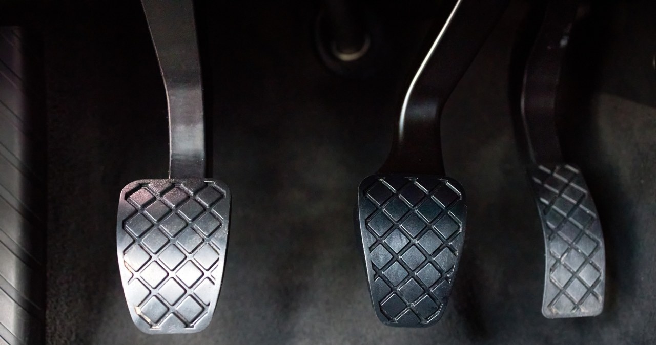 Niewielu kierowców zna tę funkcję pedału gazu. Może oszczędzić paliwo