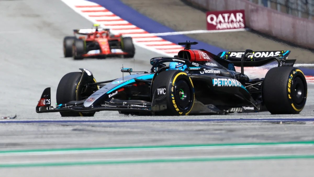 Niesamowity przebieg miał wyścig o Grand Prix Austrii. Zwycięzca kwalifikacji i główny faworyt do triumfu Max Verstappen miał kolizję z wiceliderem klasyfikacji generalnej Lando Norrisem, przez co zajął dopiero 5. miejsce. Zamieszanie wykorzystał George Russell, który odniósł drugie zwycięstwo w karierze.