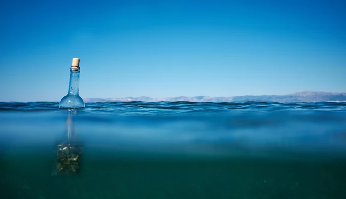 Rybacy wyłowili butelki z oceanu. Czterech z nich nie żyje  