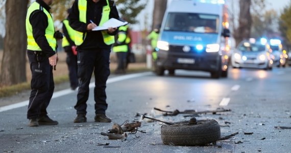 Koszmarny dzień na polskich drogach. Jedna osoba zginęła, a siedem kolejnych zostało rannych w wypadku w Wierzchowie (woj. zachodniopomorskie). Zderzyły się tam bus i dwa samochody osobowe.