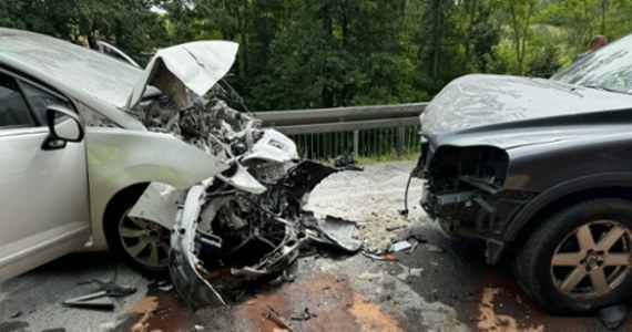 Jedna osoba zginęła, a sześć zostało rannych w czołowym zderzeniu dwóch samochodów osobowych na drodze krajowej nr 75 w małopolskiej miejscowości Tworkowa.