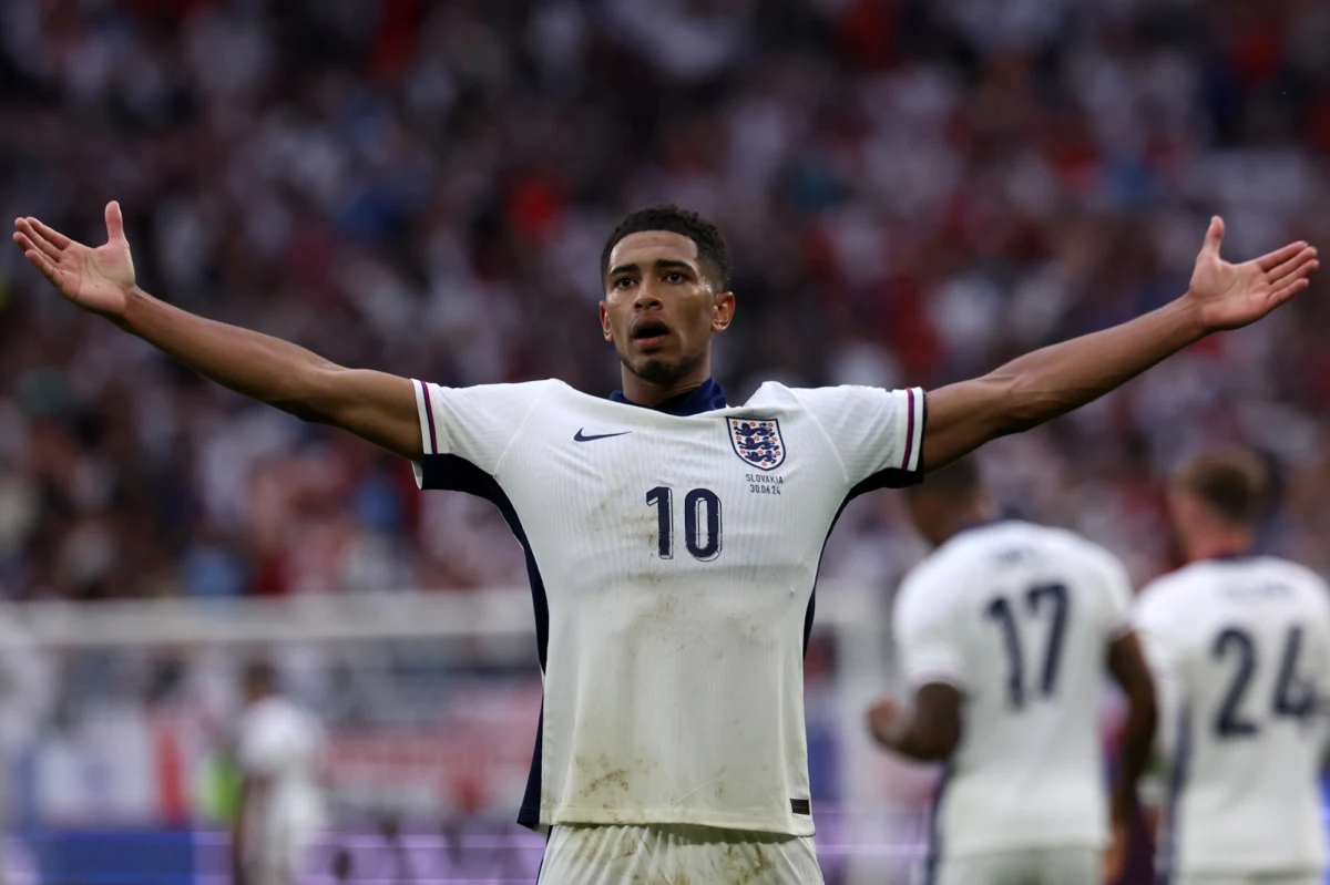 Na papierze w meczu ze Słowacją Anglicy byli zdecydowanymi faworytami. Ale turniej Euro 2024 już pokazał, że niespodzianki w piłce nożnej to rzecz zwyczajna. Gareth Southgate nieco przemeblował skład po tym, gdy w fazie grupowej dumni "Synowie Albionu" grali apatycznie. I tym razem pachniało sensacją, bo do piątej minuty doliczonego czasu gry Słowacy prowadzili 1:0. Wtedy jednak do głosu doszedł genialny Jude Bellingham. W dogrywce lepsi okazali się Anglicy, ale Słowacy po tym meczu zasłużyli na słowa uznania.
