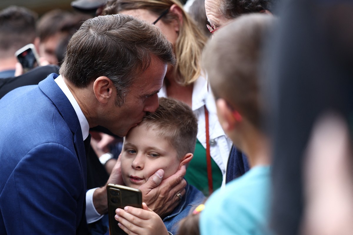 "Nadszedł czas na szerokie zjednoczenie się, wyraźnie demokratyczne i republikańskie, przed drugą turą" - oznajmił Macron po ogłoszeniu sondażowych wyników wyborów we Francji. Obóz prezydencki zgodnie zajął trzecie miejsce.