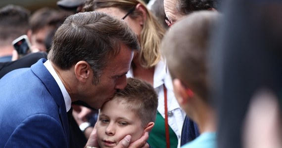 "Nadszedł czas na szerokie zjednoczenie się, wyraźnie demokratyczne i republikańskie, przed drugą turą" - oznajmił Macron po ogłoszeniu sondażowych wyników wyborów we Francji. Obóz prezydencki zgodnie zajął trzecie miejsce.