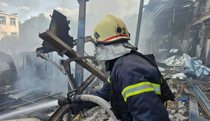 Odłamki rakiety spadły na blok mieszkalny w Kijowie. Są poszkodowani 