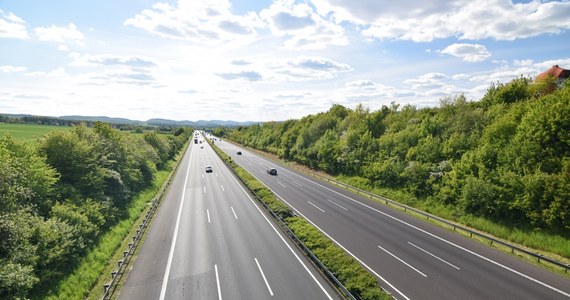 To będzie cios dla małych firm transportowych, zwłaszcza dla tych przygranicznych. W Niemczech wchodzą właśnie w życiu nowe stawki za przejazd autostradami. Od dzisiaj myto trzeba płacić także za przejazd samochodów o dopuszczalnej masie całkowitej od 3,5 do 7,5 tony.