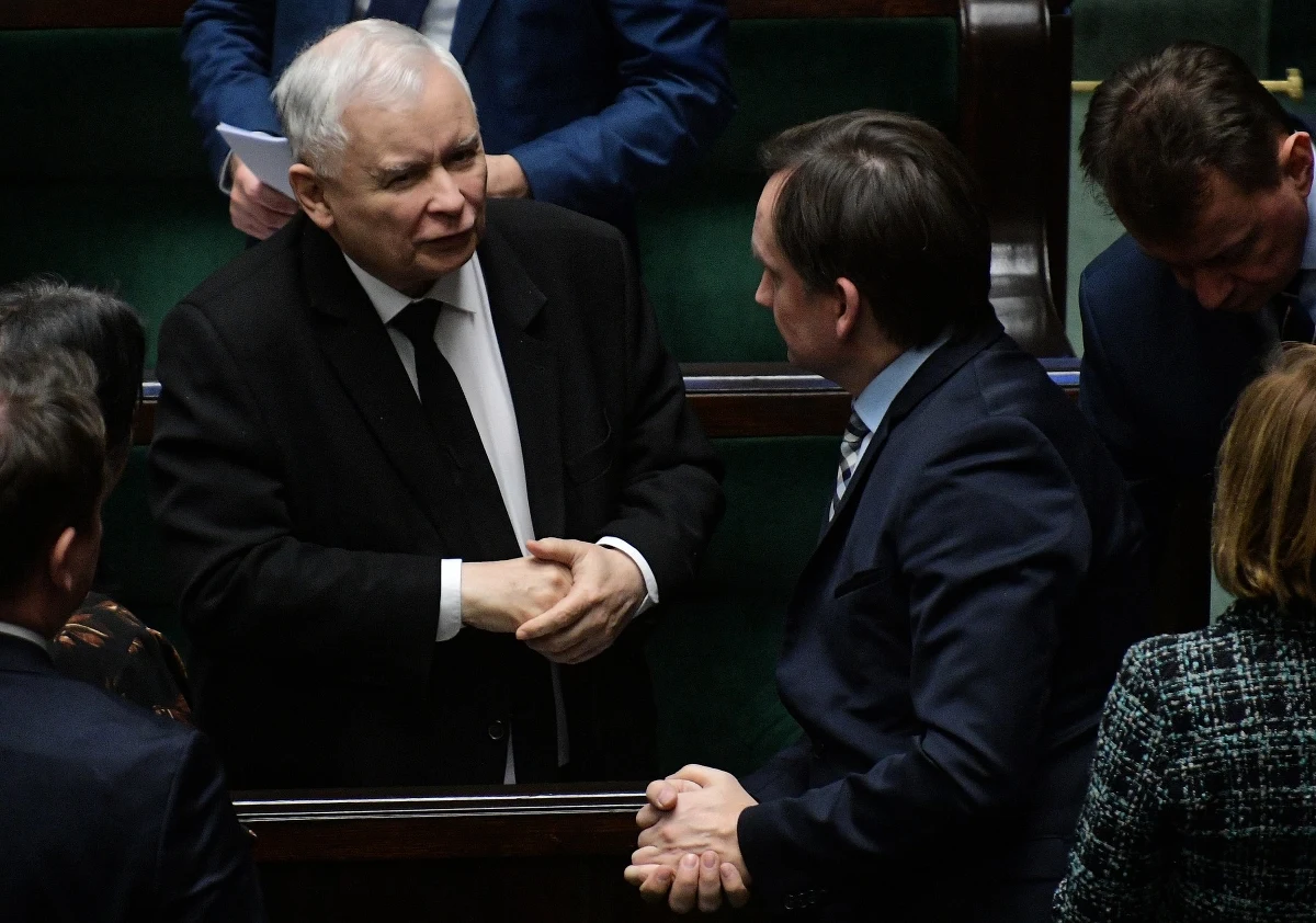 Jarosław Kaczyński zwrócił się do Zbigniewa Ziobry "o natychmiastowe zakazanie kandydatom Solidarnej Polski korzystania z Funduszu Sprawiedliwości w kampanii wyborczej" - ujawnia "Gazeta Wyborcza". Prezes PiS miał wystosować pismo do Ziobry przed wyborami parlamentarnymi w 2019 roku.