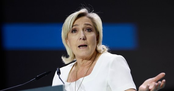 Skrajnie prawicowe Zjednoczenie Narodowe triumfuje w pierwszej turze wyborów parlamentarnych we Francji. Według oficjalnych wyników na ugrupowanie Marine Le Pen zagłosowało 33,2 proc. wyborców. Nowy Front Ludowy uzyskał 28 proc. głosów.