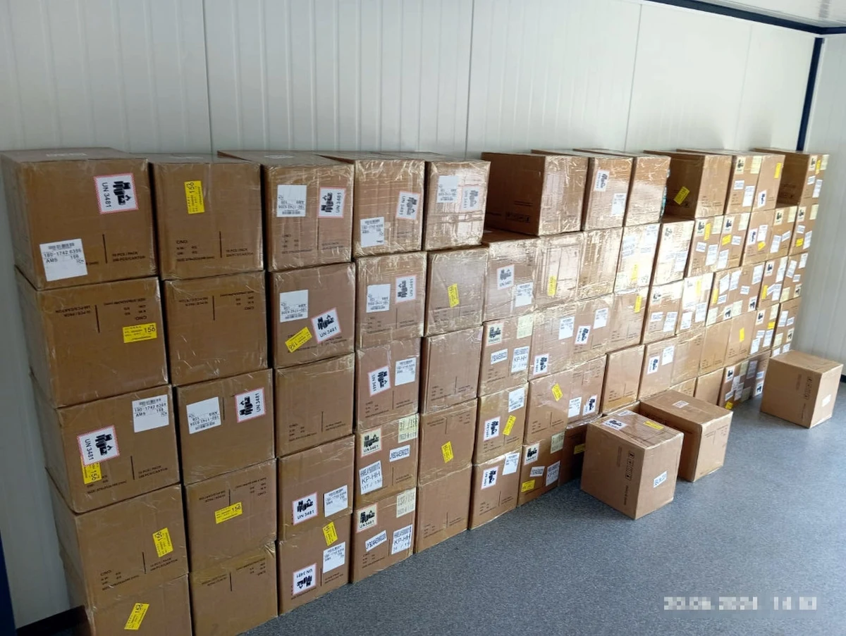 Ponad 17 milionów złotych to wartość e-papierosów bez akcyzy, które zabezpieczyli stołeczni policjanci w Wólce Kosowskiej i Tarczynie. Straty Skarbu Państwa oszacowano na ponad 5 milionów złotych. 