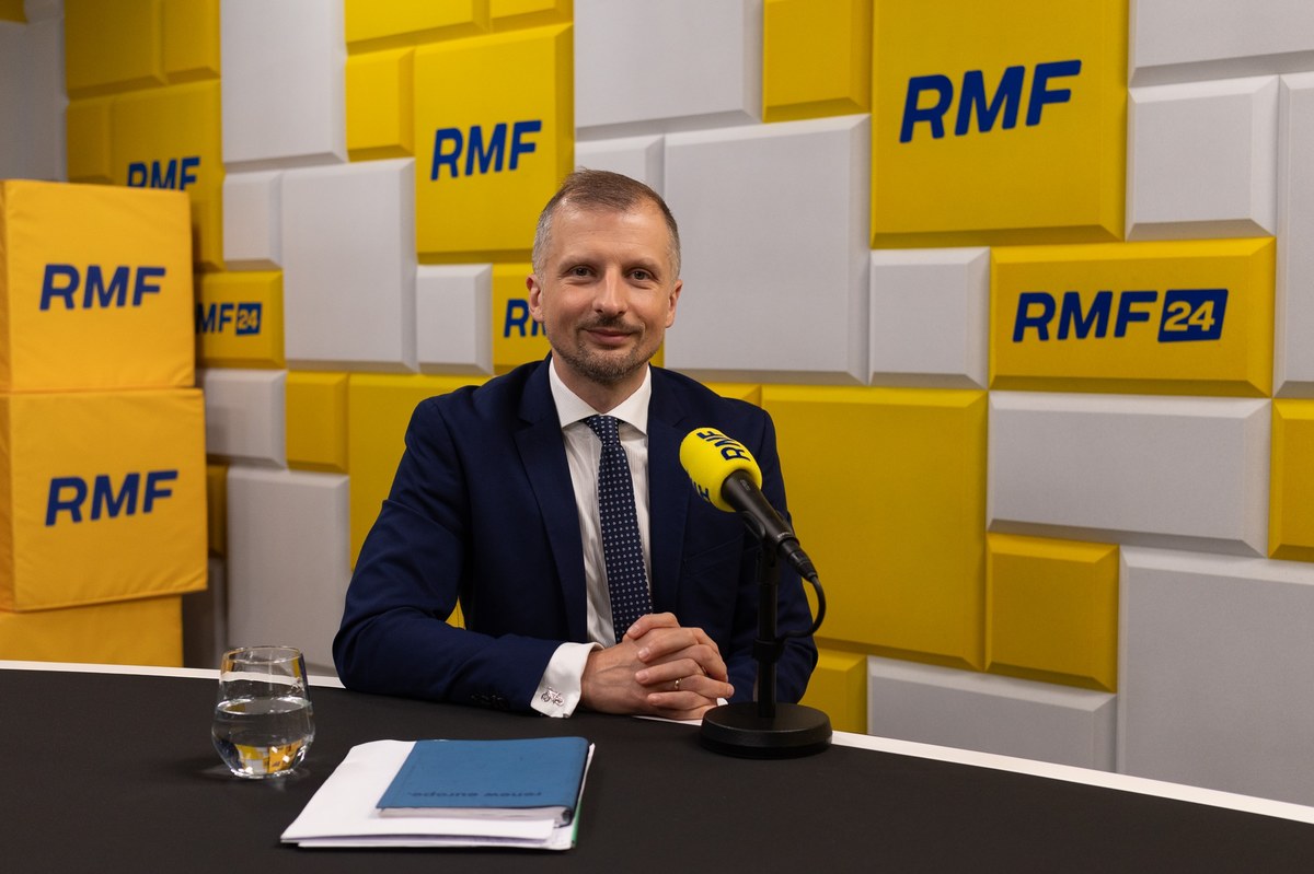 Nie będzie stuprocentowych podwyżek cen energii - zapewniał w Porannej rozmowie w RMF FM Mikołaj Dorożała, wiceminister klimatu i środowiska. Na podstawie ustawy o bonie energetycznym 3,5 mln gospodarstw domowych otrzyma konkretne wsparcie od 300 do nawet 1200 zł - mówił gość Tomasza Terlikowskiego. Co z pozostałymi gospodarstwami?