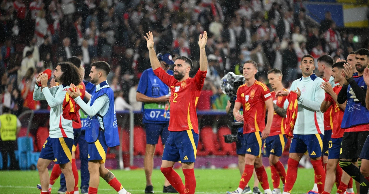 Hiszpanie celebrujący awans do ćwierćfinału Euro 2024