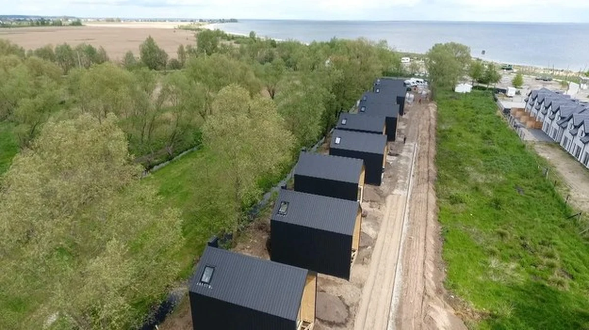 Osiedle covidowe, zbudowane przy ul. Nadmorskiej w Mechelinkach nad Zatoką Pucką, zostało uznane za samowolę budowlaną. Sąd podtrzymał decyzję inspektorów budowlanych i nakazał rozbiórkę domków. 