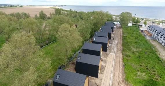 Osiedle covidowe, zbudowane przy ul. Nadmorskiej w Mechelinkach nad Zatoką Pucką, zostało uznane za samowolę budowlaną. Sąd podtrzymał decyzję inspektorów budowlanych i nakazał rozbiórkę domków. 