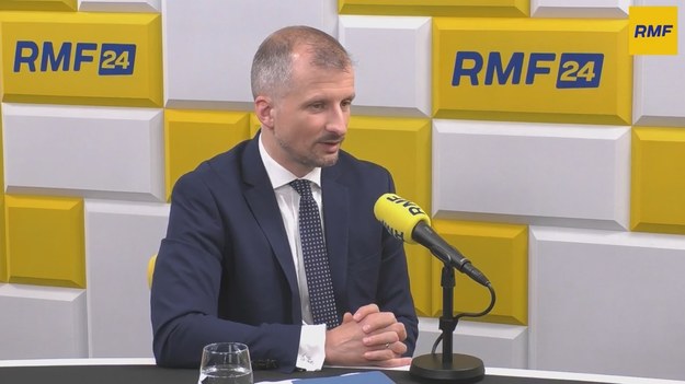 Nie będzie stuprocentowych podwyżek cen energii - zapewniał w Porannej rozmowie w RMF FM Mikołaj Dorożała, wiceminister klimatu i środowiska. Na podstawie ustawy o bonie energetycznym 3,5 mln gospodarstw domowych otrzyma konkretne wsparcie od 300 do nawet 1200 zł - mówił gość Tomasza Terlikowskiego. Co z pozostałymi gospodarstwami?