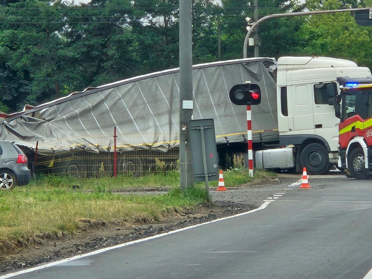 Maszynista zginął po zderzeniu pociągu osobowego z ciężarówką na przejeździe kolejowym Ołtarzew Ceramiczna. Są duże utrudnienia w ruchu.