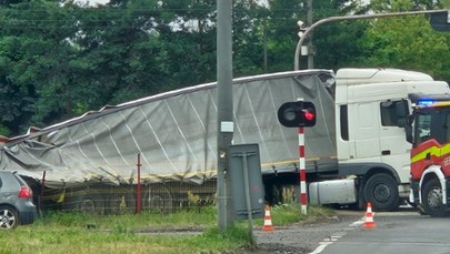 Groźny wypadek na przejeździe kolejowym koło Warszawy. Zginął maszynista